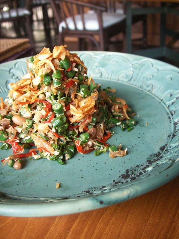 lawar lawar is one of the most popular traditional Balinese cuisine.